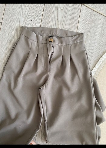 Düğmeli Keten Bej Kısa Kadın Pantolon - Görsel 3