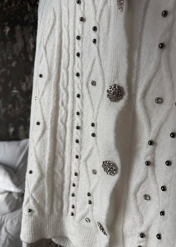 Nakışlı Beyaz Düğmeli Kadın Hırka - Görsel 2