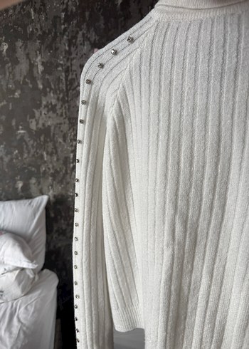 Nakışlı Beyaz Düğmeli Kadın Hırka - Görsel 3