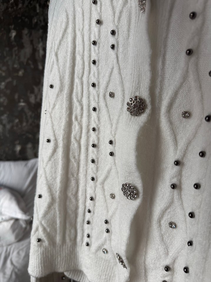 Nakışlı Beyaz Düğmeli Kadın Hırka - Görsel 2