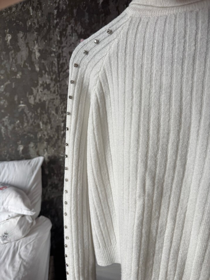 Nakışlı Beyaz Düğmeli Kadın Hırka - Görsel 3