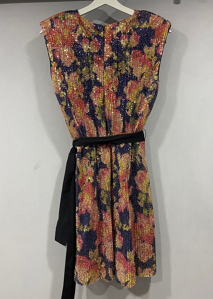 Vatkalı renkli payetli elbise - Görsel 4