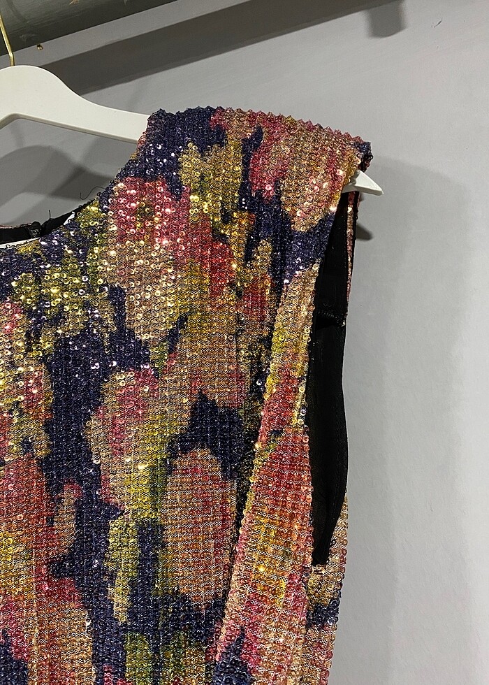 Vatkalı renkli payetli elbise - Görsel 3