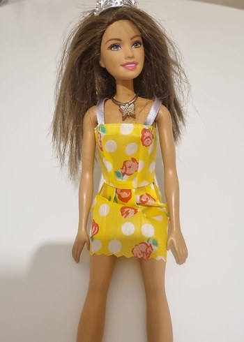 Renkli sarı elbiseli oyuncak bebek barbie