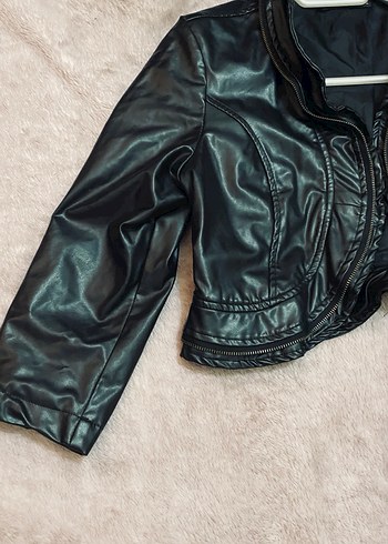 Kemer Detaylı Siyah Kısa Deri Ceket - Görsel 2