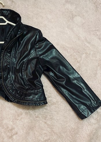 Kemer Detaylı Siyah Kısa Deri Ceket - Görsel 3