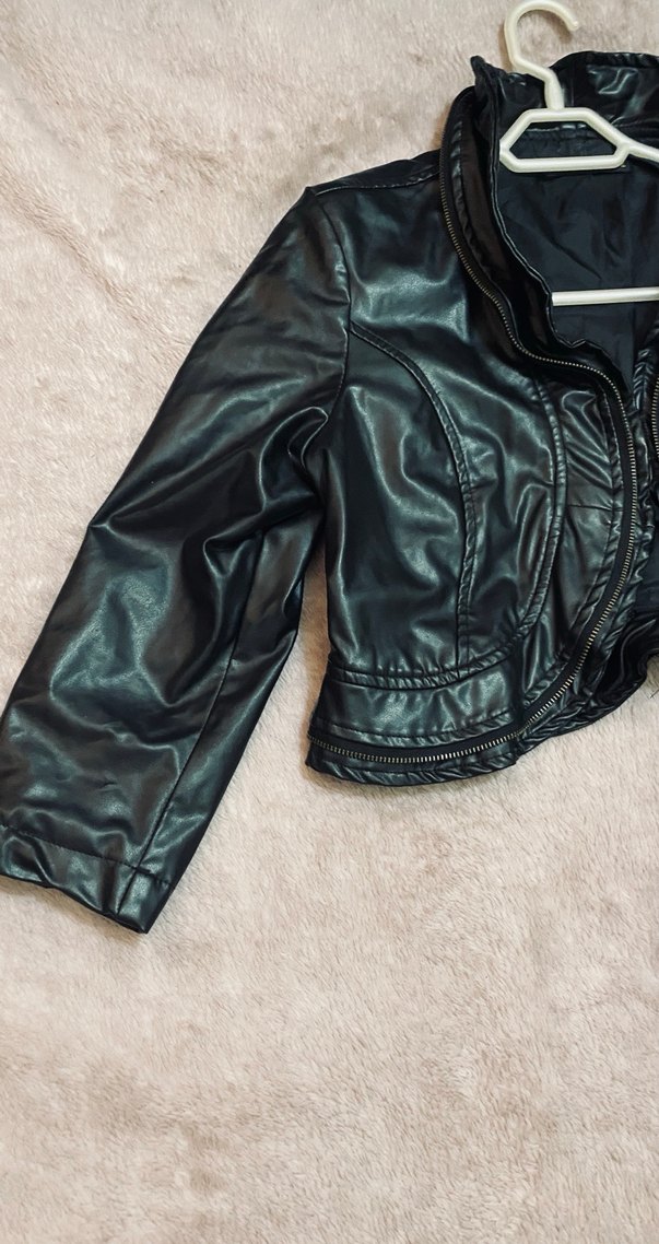 Kemer Detaylı Siyah Kısa Deri Ceket - Görsel 2