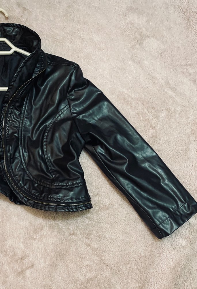 Kemer Detaylı Siyah Kısa Deri Ceket - Görsel 3