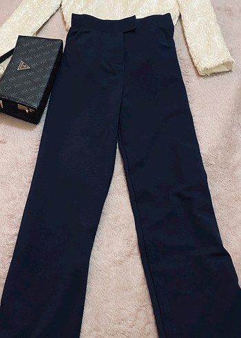 Siyah Kadın Uzun Kumaş Pantolon Beyaz Kürk Kombin - Görsel 2