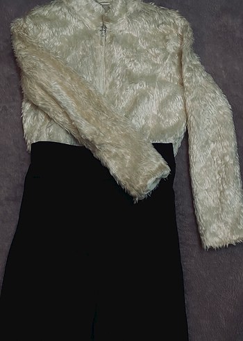 Siyah Kadın Uzun Kumaş Pantolon Beyaz Kürk Kombin - Görsel 3