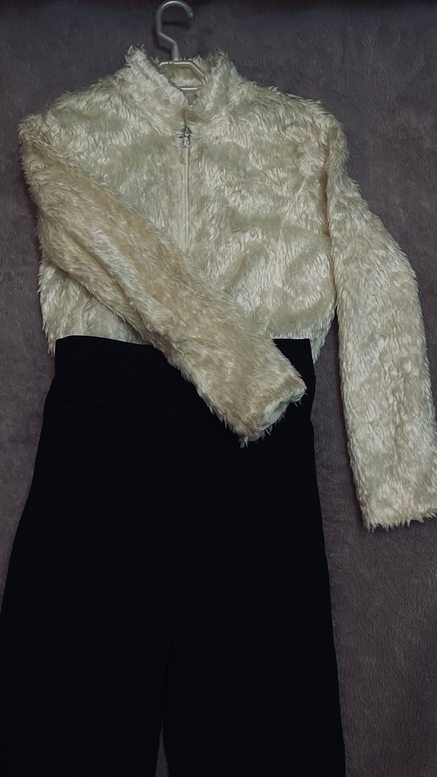 Siyah Kadın Uzun Kumaş Pantolon Beyaz Kürk Kombin - Görsel 3