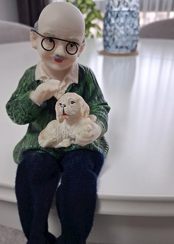 Beyaz Köpekli Yaşlı Adam Figürü - Görsel 3