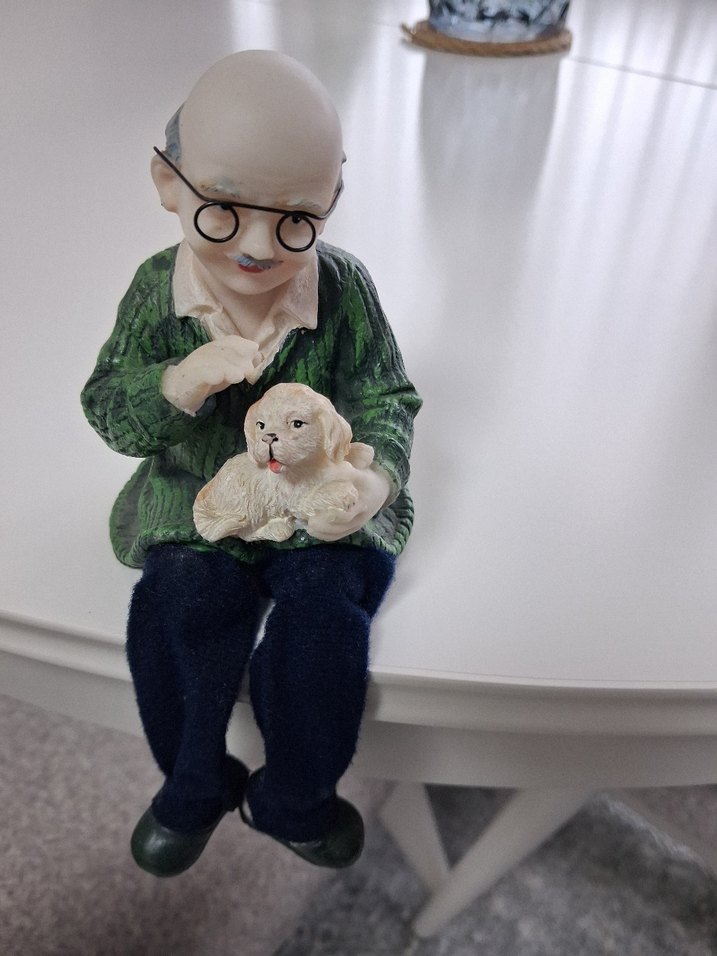 Beyaz Köpekli Yaşlı Adam Figürü - Görsel 2