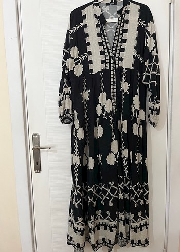 Uzun Siyah Etnik Desenli Püsküllü Elbise - Görsel 3