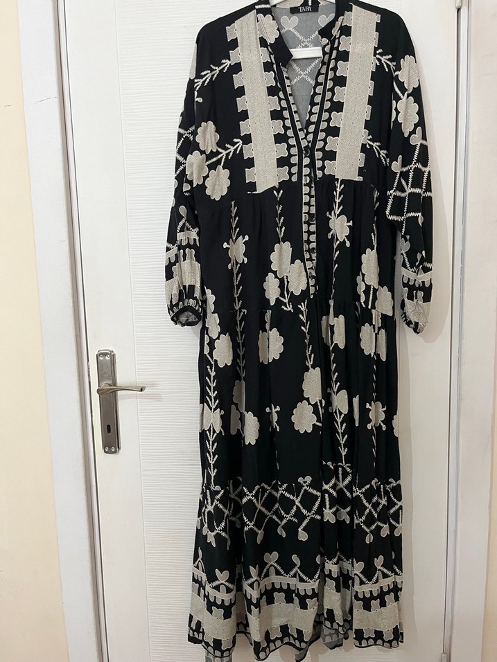 Uzun Siyah Etnik Desenli Püsküllü Elbise - Görsel 3