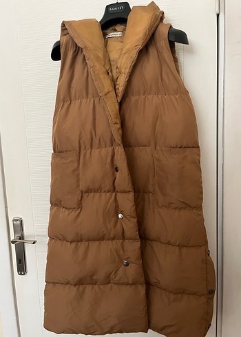 Kahverengi kapşonlu kolsuz uzun şişme - Görsel 4