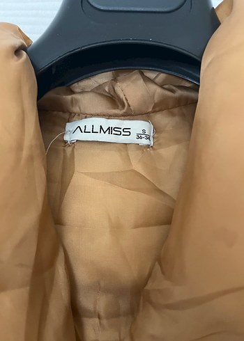 Kahverengi kapşonlu kolsuz uzun şişme - Görsel 3