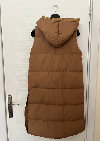 Kahverengi kapşonlu kolsuz uzun şişme - Görsel 5