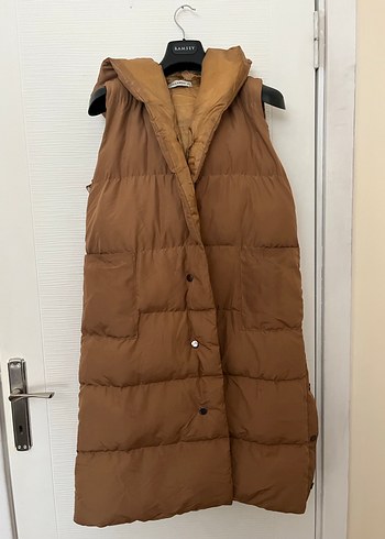 Kahverengi kapşonlu kolsuz uzun şişme - Görsel 2