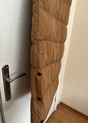 Kahverengi kapşonlu kolsuz uzun şişme - Görsel 6