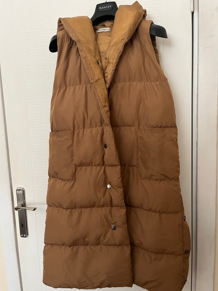 Kahverengi kapşonlu kolsuz uzun şişme - Görsel 4