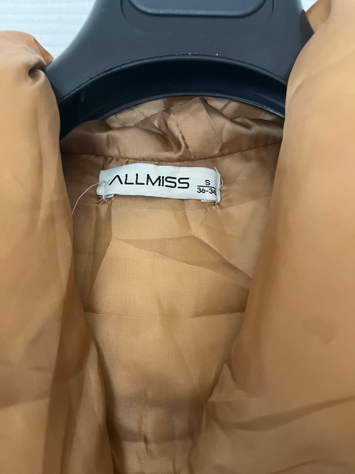 Kahverengi kapşonlu kolsuz uzun şişme - Görsel 3