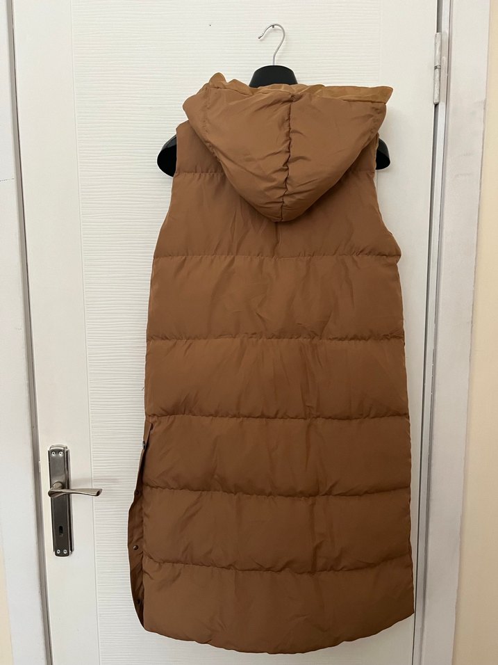 Kahverengi kapşonlu kolsuz uzun şişme - Görsel 5