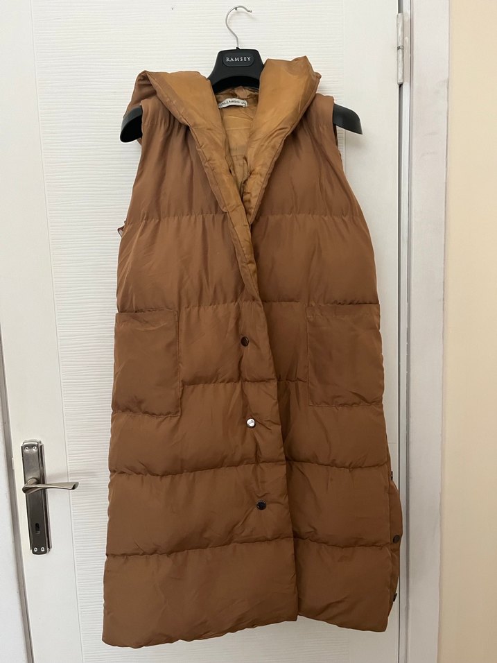 Kahverengi kapşonlu kolsuz uzun şişme - Görsel 2