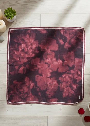 Bordo tonlarında desenli şık eşarp - Görsel 3