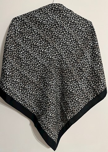 Leopar desenli siyah eşarp  dökümlü yumuşak kumaş - Görsel 2