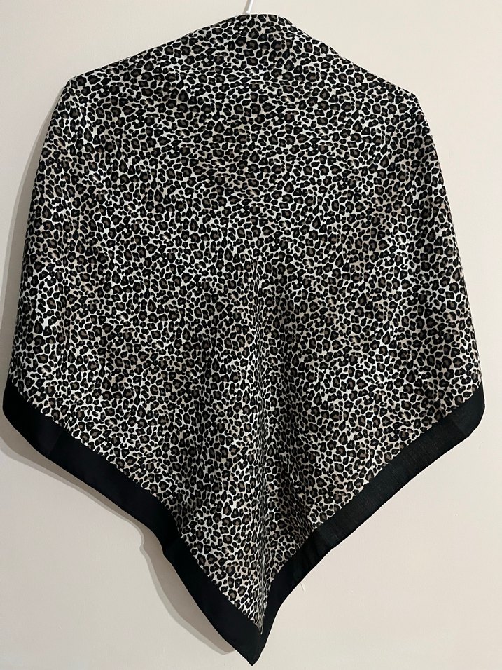 Leopar desenli siyah eşarp  dökümlü yumuşak kumaş - Görsel 2