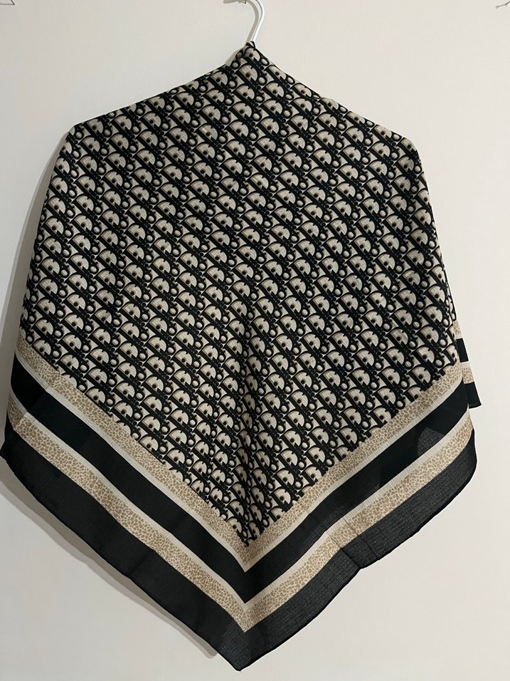 Siyah krem tonlarında Dior tarzı desenli şık eşarp - Görsel 3