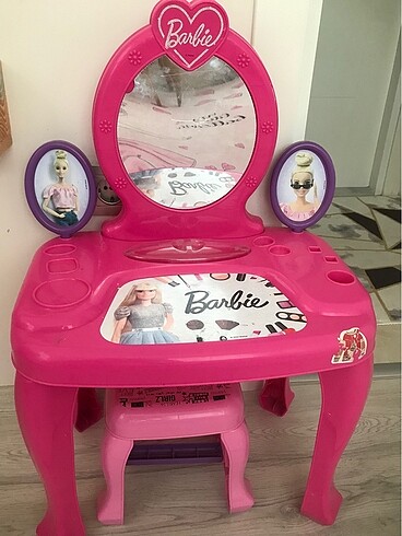 Barbie ayakli sandalyeli makyaj masasi