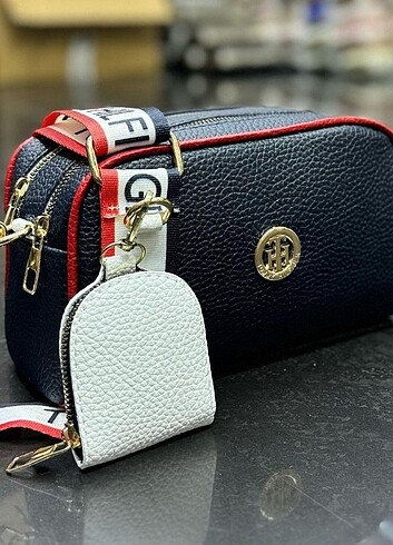 Tommy Hilfiger Tommy Hilfiger çapraz renkler mevcut sol kaydırın