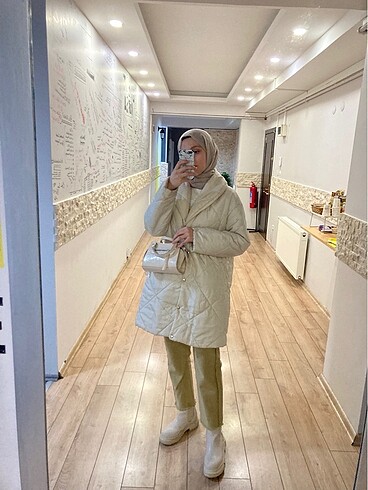 Bej oversize kapitoneli mont