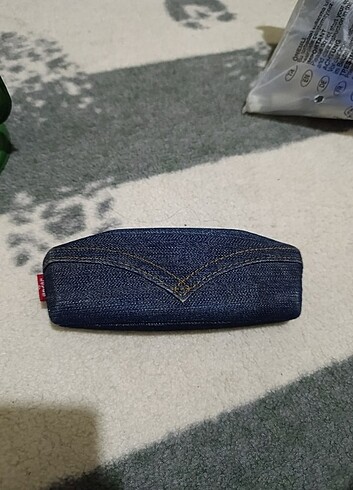 Levis Levi's gözlük kutusu