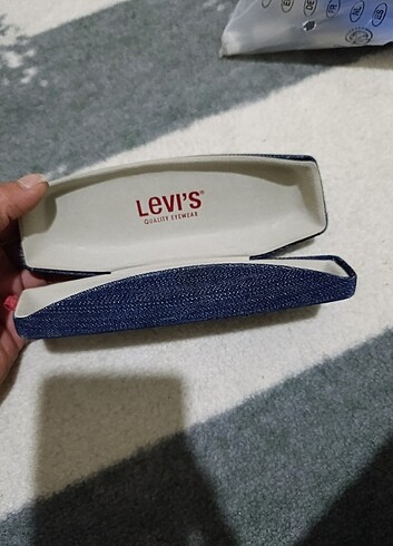 Levi's gözlük kutusu