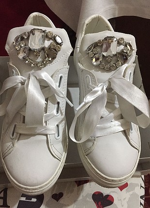 beyaz taşlı ayakkabı