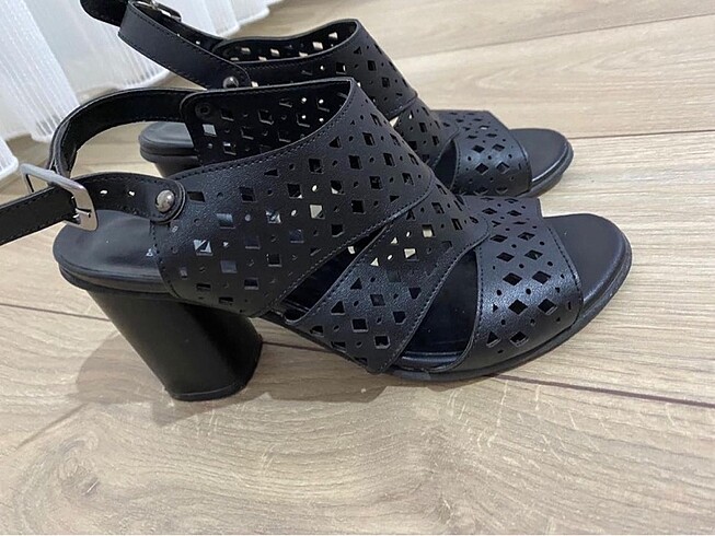 Diğer Topuklu Sandalet