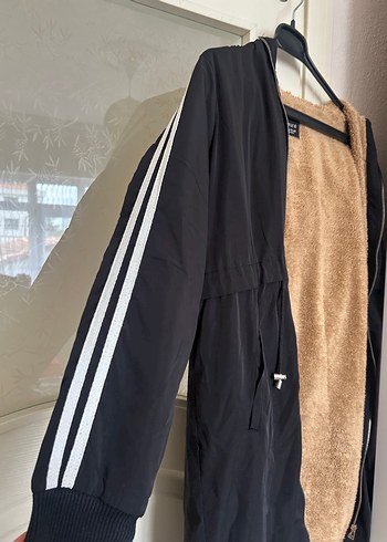 Siyah Kapüşonlu Tüylü Midi Kadın Mont - Görsel 4