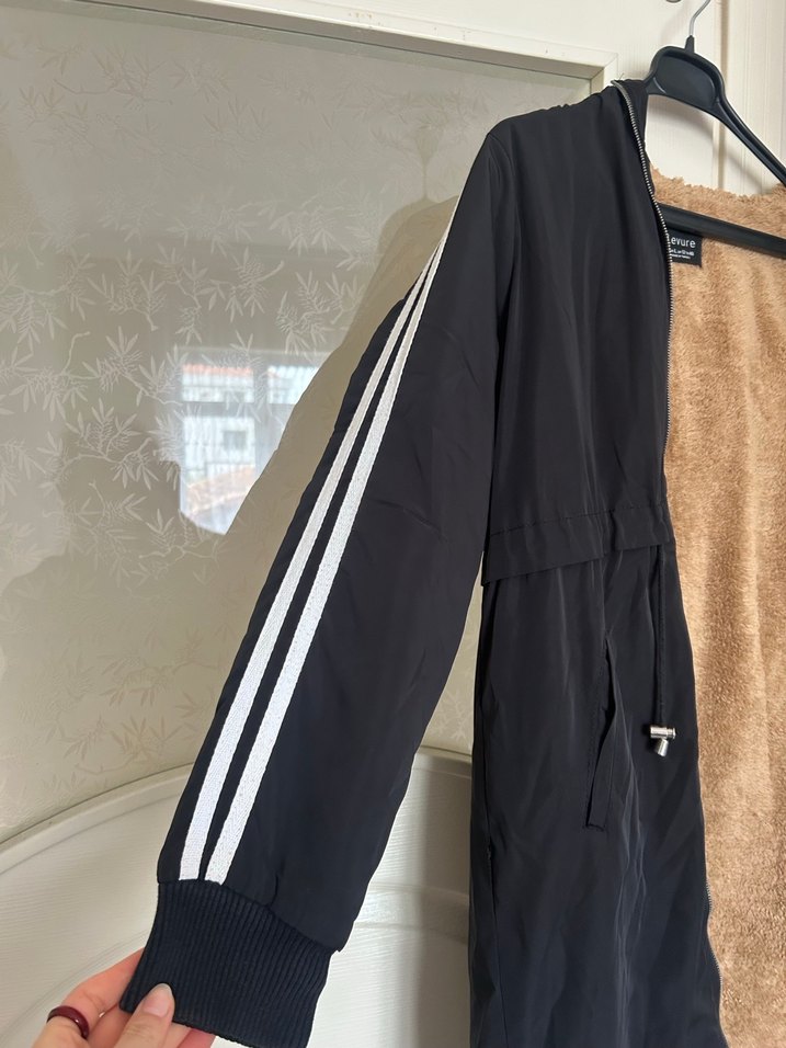 Siyah Kapüşonlu Tüylü Midi Kadın Mont - Görsel 3