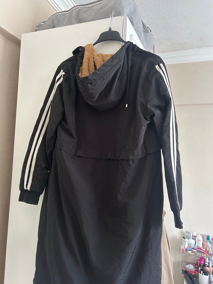 Siyah Kapüşonlu Tüylü Midi Kadın Mont - Görsel 5