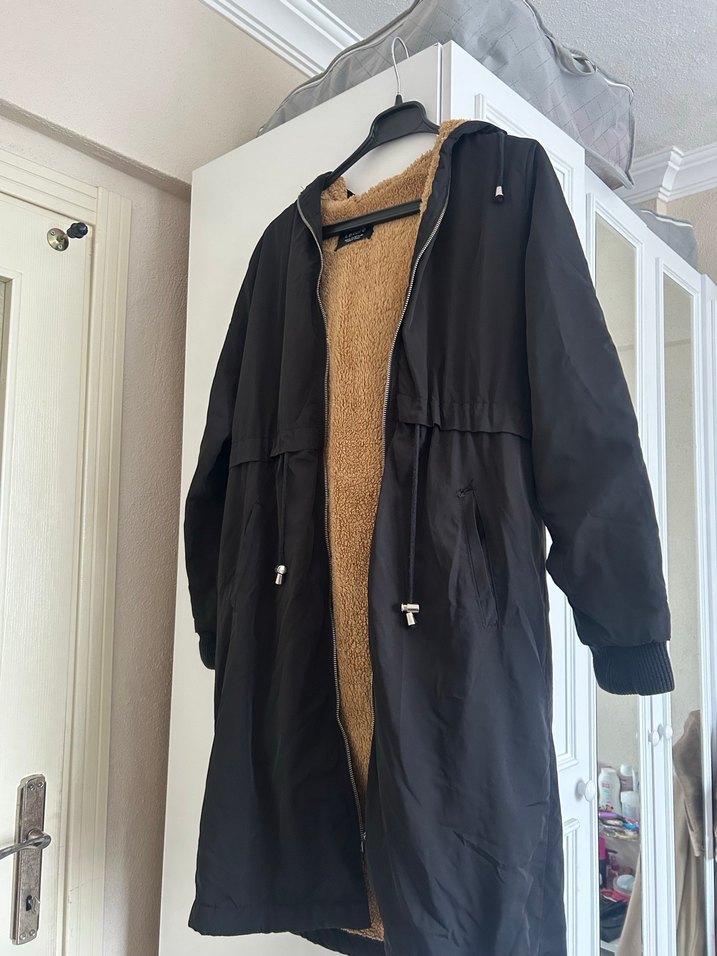 Siyah Kapüşonlu Tüylü Midi Kadın Mont - Görsel 2