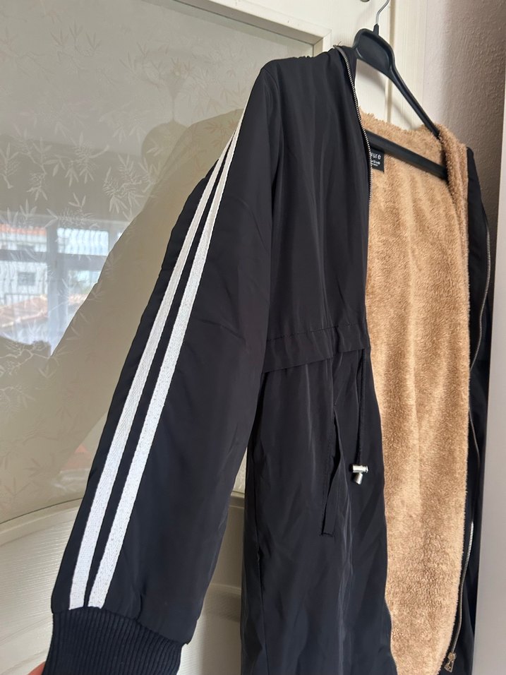 Siyah Kapüşonlu Tüylü Midi Kadın Mont - Görsel 4