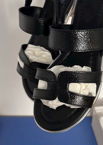 Siyah Tokalı Dolgu Topuklu Kadın Sandalet - Görsel 2