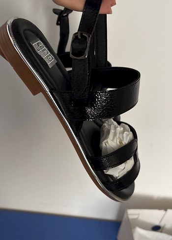 Siyah Tokalı Dolgu Topuklu Kadın Sandalet - Görsel 3