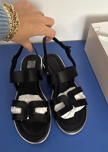 Siyah Tokalı Dolgu Topuklu Kadın Sandalet - Görsel 7