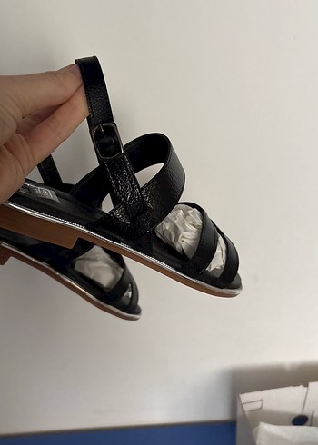 Siyah Tokalı Dolgu Topuklu Kadın Sandalet - Görsel 6