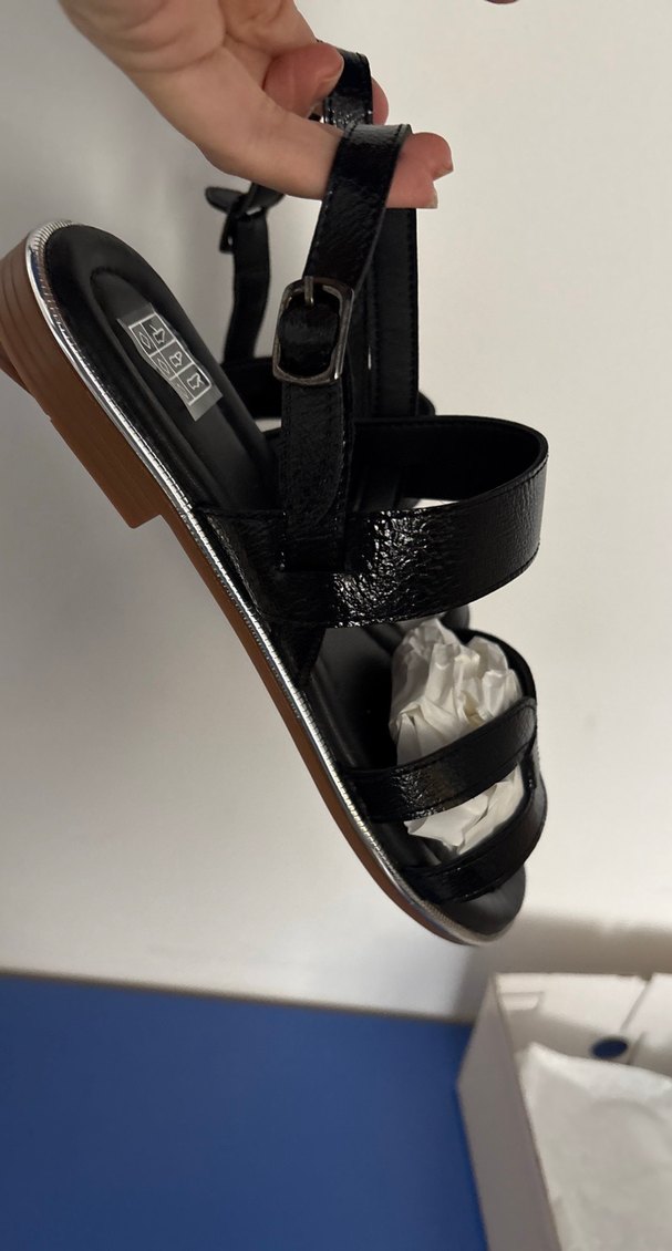 Siyah Tokalı Dolgu Topuklu Kadın Sandalet - Görsel 3