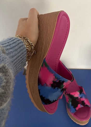 Renkli Bağcıklı Dolgu Topuk Kadın Terlik - Görsel 3